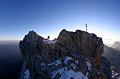 Mann am Zugspitzgipfel im Morgenlicht, Bayern, Deutschland