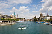 Blick über der Limmat mit Ausflugsboot nach Fraumünster, Kirche St. Peter und Grossmünster, Zürich, Kanton Zürich, Schweiz