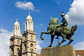 Hans Waldmann monument, twin towers of Grossmunster in background, Zurich, Canton Zurich, Switzerland