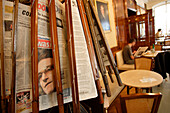 Zeitungen an Lesehalterungen in Café Tomaselli, Salzburg, Salzburger Land, Österreich