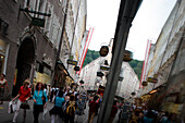 Getreidegasse in Salzburg mit Touristen, Salzburg, Salzburger Land, Österreich