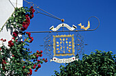 Schmiedeisernes Schild des Gasthauses Zur Linde, Fraueninsel, Chiemsee, Chiemgau, Oberbayern, Bayern, Deutschland