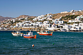 Fischerboote und Hora Hafen, Mykonos, Kykladen, Griechenland