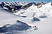 Ein junger Skifahrer, ein Freerider macht eine Kurve im Tiefschnee am Säntis, im Hintergrund die Churfirsten, Appenzell, St. Gallen, Toggenburg, Ostschweiz, Schweiz, Alpen