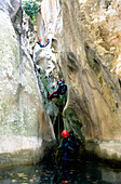 Eine Gruppe von Leute beim Klettern, Freizeitsport, Mallorca, Spanien, Europa