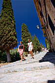 Zwei Frauen laufen eine Treppe hinunter, Mallorca, Balearen, Spanien, Europa