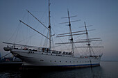 Das Segelschiff Gorch Fock I. ankert im Hafen von Stralsund, Mecklenburg-Vorpommern, Deutschland, Europa