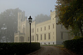 Schloss Kittendorf im Nebel, Stavenhagen, Mecklenburg-Vorpommern, Deutschland, Europa