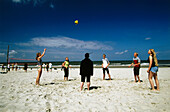 Ballspiel am Strand, Wangerooge, Nordsee, Ostfriesische Inseln, Niedersachsen, Deutschland, Europa