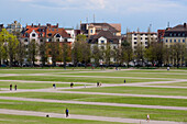Leute spazieren über die Theresienwiese, München, Bayer, Deutschland