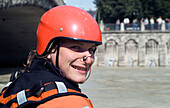 Mann fährt Kayak auf der Isar, Wittelsbacher Brücke, München, Bayern, Deutschland