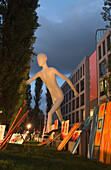 Running Man, Kunstobjekt vor dem Hauptsitz des Rueckversicherungsunternehmens Münchner Rück an der Leopoldstrasse, Wahrzeichen in Schwabing, München, Muenchen, Deutschland