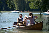 Bootsfahrt auf dem Kleinhesseloher See, Englischer Garten, München, Deutschland