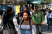 Asiatin im Dirndl auf Leopoldstrasse, Schwabing, München, Bayern, Deutschland, Tracht