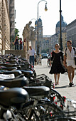 Abgestellte Fahrräder vor der Uni, Ludwig-Maximilians-Universität in der Ludwigstrasse, Studenten, Schwabing, München, Muenchen, Deutschland