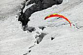 Mann, Paraglider, Winter, Gletscher, Jungfrauspitze, Interlaken, Kanton Bern, Schweiz