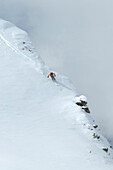 Skifahrer im Tiefschnee, Skigebiet Chandolin und Saint-Luc, Kanton Wallis, Schweiz