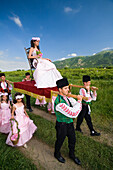 Rosenkönigin, junge Frau wird in einer Sänfte getragen, Rosenfest, Karlovo, Bulgarien, Europa