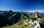 Wanderer unterwegs zum Laufbacher Eck, Blick auf Allgäuer Alpen, Allgäu, Schwaben, Deutschland