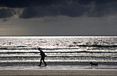 Rentnerin mit Hund am Strand, Rossbeigh Beach, Ring of Kerry, Irland, Europa