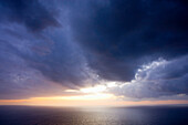 Sonnenuntergang und Gewitterwolken über dem Meer, Mallorca, Spanien