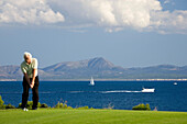 Älterer Mann spielt Golf, Club de Golf Alcanada, Badia de Alcudia, Mallorca, Spanien