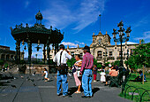 Touristen bei der barock Palast, Palacio de Gobierno an Plaza de Armas Guadalajara, Mexiko