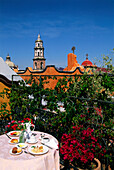 Roof terrace with breakfast table, Guest House, Casa del la Marquesa, Zi. Colon Queretaro, Mexico