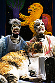 Katze mit zwei typische, mexicanische Masken im Hintergrund, Guanajuato, Mexiko