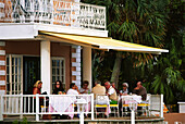 Leute beim Essen auf der Terrasse, Waterloo House, Hamilton, Bermuda