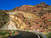 Los Azulejos, Schichten von vulkanischem Gestein, farbige Felsformation, Bergstraße in der Nähe von Mogan, Gran Canaria, Kanarische Inseln, Spanien