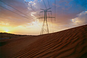Hochspannungsleitung in Sanddünen bei Al-Ain, Emirat Abu Dhabi, Vereinigte Arabische Emirate