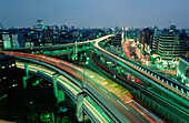 Shinto Express Highway, doppelstöckige Autobahn der Stadt, Roppangi, Tokyo, Japan