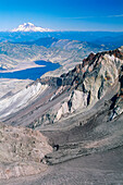 Kraterrand (8.363 ft.) Spirit Lake vor Mt. Rainier (in Distanz) Mt. St. Helens Nat. Volcanic Mon. Washington, USA