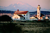 Point Wilson Lighthouse, Mt. Baker in 110 km Distanz in Port Townsend, Olympic Peninsula, Washington, USA