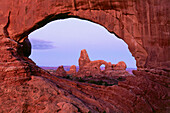 Blick durch North Windows auf Torrests Arch, Arches National Park, Utah, USA