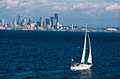 Segelboot im Puget Sound, bei Bainbridge Island, vor Downtown Seattle, Washington, USA
