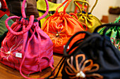 Bunte Handtaschen in einem Geschäft, Simply Home Furnishings, Washington DC, Vereinigte Staaten von Amerika, USA