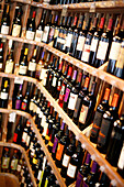 Nahaufnahme von Weinflaschen, De Vinos Wine Shop, Washington DC, Vereinigte Staaten von Amerika, USA