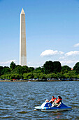 Ein Paar in einem Tretboot, Washington Memorial, Washington DC, Vereinigte Staaten von Amerika, USA