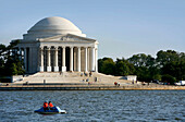 Ein Paar in einem Tretboot, Jefferson Memorial, Washington DC, Vereinigte Staaten von Amerika, USA