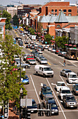 Autos auf einer Straße in Georgetown, Washington DC, Amerika, USA