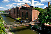 Menschen auf einer Brücke über einem Kanal in Georgetown, Washington DC, Amerika, USA