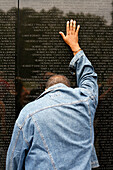 Ein Mann bei der Vietnem Veterans Memorial, Washington DC, Vereinigte Staaten von Amerika, USA