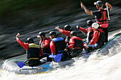 Wildwasser Rafting auf dem Inn durch die Imster Schlucht, Haiming, Tirol, Österreich