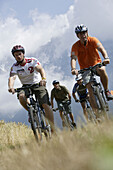 Mountainbiker auf dem Mieminger Plateau, Haiming, Tirol, Österreich