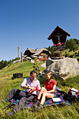 Couple having a picnic near Lammersdorfer Hütte (1650 m), Lammersdorf near Millstatt, Carinthia, Austria