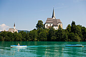 Blick über den Wörthersee, der größte See Kärntens, Maria Wörth mit Pfarrkirche und Rosenkranzkirche im Hintergrund, Kärnten, Österreich