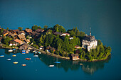 Blick auf Iseltwald mit Schloss Seeburg, Brienzersee, Berner Oberland, Kanton Bern, Schweiz