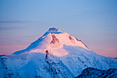Blick auf dem vergletscherten Berggipfel Aletschhorn 4192 m, kältester Berg des Alpen, in der Region Jungfrau-Aletsch-Bietschhorn, Berner Alpen, Kanton Wallis, Schweiz